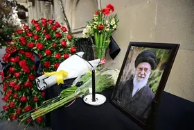 مستندسازان مشغول ثبت مراسم وداع و تشییع رهبر شهید