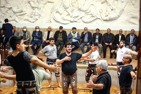 میان&zwnj;داری رسول خادم به یاد پدر در زورخانه پاسارگاد مشهد