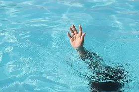 دختر بچه ۱۰ ساله مشهدی در استخر آب غرق شد (۱۴ خرداد ۱۴۰۳)