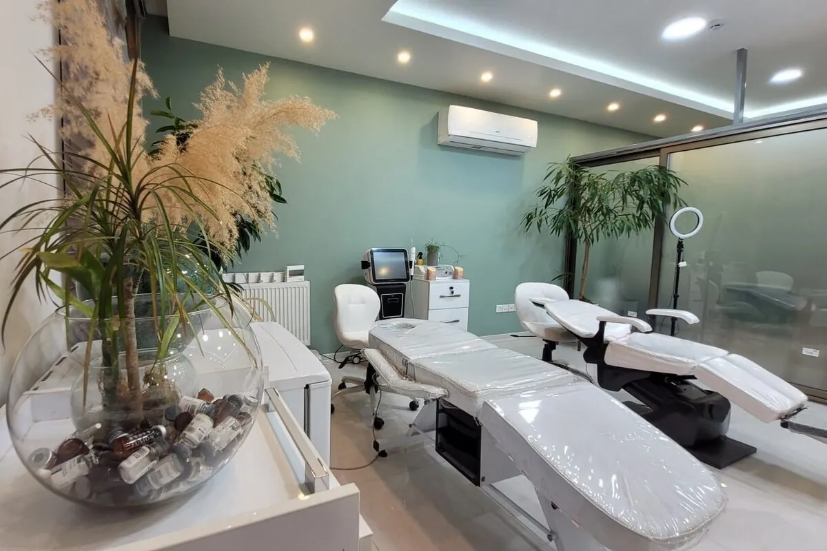 ۴۰ دستگاه لیزر غیرمجاز در مشهد کشف و ضبط شد (۷ مهر ۱۴۰۳)