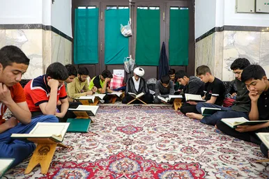 اعتکاف نوجوانان دهه هشتادی در حرم مطهر رضوی