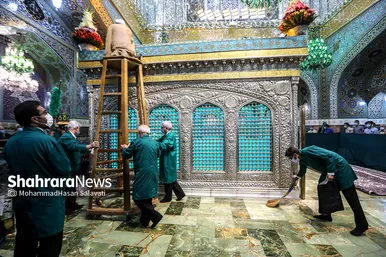 آیین تعویض گل‌های ضریح مطهر رضوی