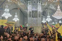 مهاجران افغانستانی ساکن مشهد در سوگ قائد امت در حرم مطهر رضوی عزاداری کردند + فیلم