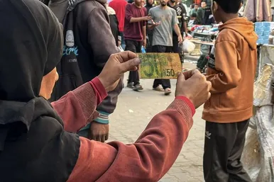 گزارش تصویری | زن فلسطینی با ترمیم اسکناس‌های پاره امرار معاش می‌کند