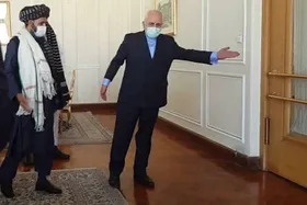 ظریف با ملابرادر دیدار کرد | اعلام آمادگی ایران برای تسهیل در گفت&zwnj;وگوهای بین افغان&zwnj;ها + عکس