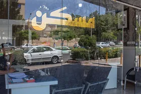 یک میز، یک تلفن و خطر فراوان