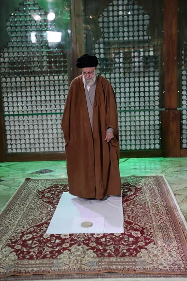 گزارش تصویری | حضور رهبر معظم انقلاب در مرقد مطهر بنیان‌گذار کبیر جمهوری اسلامی ایران و مزار شهدای نظام و دفاع مقدس (۱۱ بهمن ۱۴۰۳)