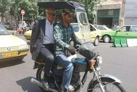 یک آکتور سینما با موتورسیکلت