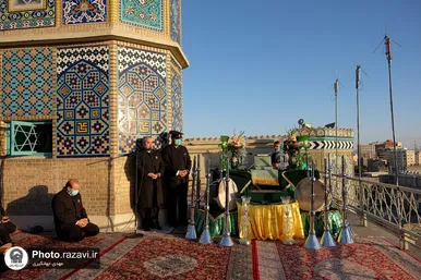 تعویض پرچم گنبد و پوش ضریح مطهر حرم رضوی همزمان با سوم ربیع الاول
