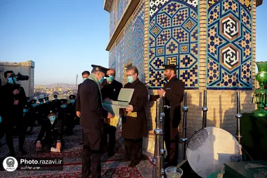 تعویض پرچم گنبد و پوش ضریح مطهر حرم رضوی همزمان با سوم ربیع الاول