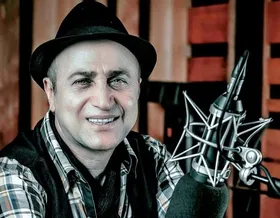 حضور &laquo;اردشیر منظم&raquo;، دوبلورِ معروف در برنامه رادیویی &laquo;عصری نو&raquo;