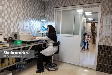 مینا راعی فرد ، 37 ساله، تکنسین آزمایشگاه با دستگاههای تخصصی مشغول به کار است.