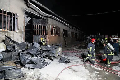 آتش سوزی گسترده در انبار لوازم خانگی در مشهد