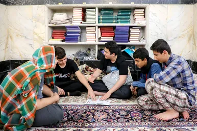 اعتکاف نوجوانان دهه هشتادی در حرم مطهر رضوی