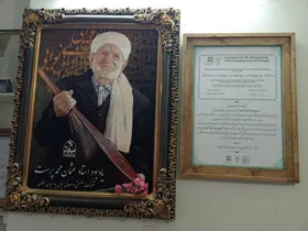 عثمان محمدپرست گواهی&zwnj;نامه ثبت جهانی دوتار را دریافت کرد