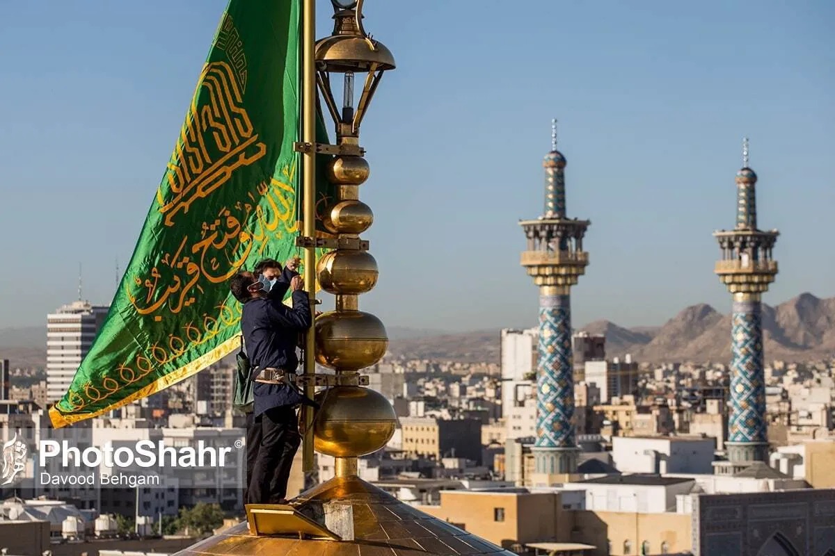 پرچم گنبد و پوش ضریح مطهر حضرت رضا (ع) همزمان با سوم ربیع‌الاول تعویض شد + فیلم و عکس