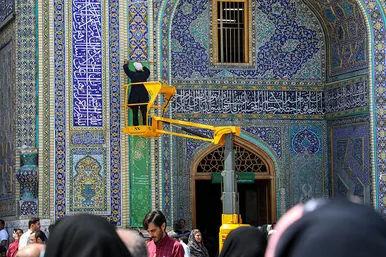 تعویض پرچم گنبد مطهر رضوی به احترام شهادت رئیس جمهور و هیات همراه