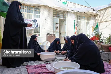گزارش تصویری | بانوان مشهدی برای مردم حاضر در خیابان ها غذای نذری می پزند