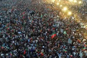 تظاهرات طرفداران حزب عمران خان در اعتراض به نتایج دستکاری شده انتخابات + فیلم