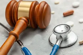 ممنوعیت دریافت وجه مالی بیشتر از تعرفه&zwnj;های مصوب، از بیماران