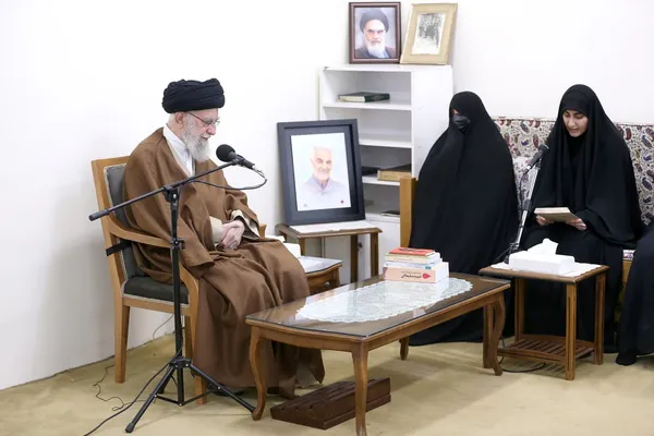 رهبر معظم انقلاب در دیدار با خانواده شهید سلیمانی: مهم‌ترین نقش و خدمت این شهید بزرگوار، احیای جبهۀ مقاومت در منطقه بوده است