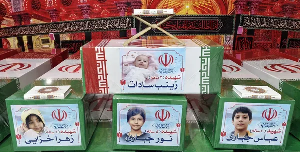انقلابی دیگر در میدان انقلاب تهران | حضور پرشور مردم برای تشییع پیکر مطهر فرماندهان شهید و جمعی از شهدای مردمی + فیلم