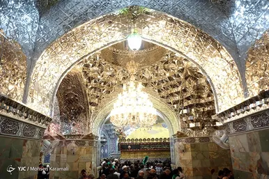 آیین تعویض پرچم گنبد حرم حضرت معصومه(س)