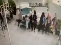 ویدئو | لحظه تصادف خودرو ۲۰۶ به صورت دنده عقب با عابران پیاده در شیراز + علت حادثه
