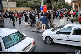 کاهش قیمت دلار برخی خیابان&zwnj;های تهران و مشهد را شلوغ کرد | فروش شبانه دلار