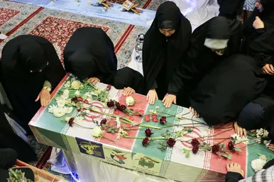 تشییع شهید گمنام در جمع دختران مدرسه امام رضا(ع)