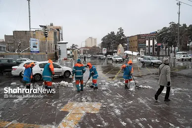 گزارش تصویری | خدمات دهی نیروهای شهرداری مشهد در روزهای برفی