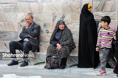 مجموعه عکس | تعویض پرچم گنبد مطهر رضوی به احترام شهادت رئیس جمهور و هیئت همراه