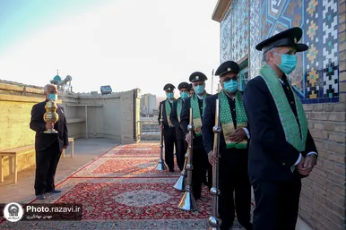 تعویض پرچم گنبد و پوش ضریح مطهر حرم رضوی همزمان با سوم ربیع الاول