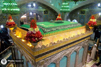 تعویض پرچم گنبد و پوش ضریح مطهر حرم رضوی همزمان با سوم ربیع الاول