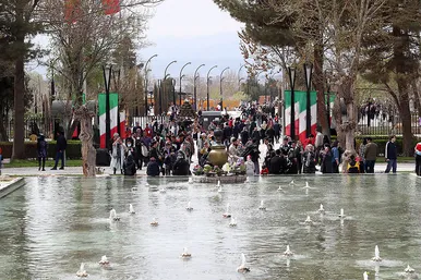 مسافران نوروزی در آرامگاه فردوسی