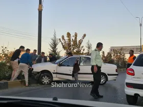 بی احتیاطی رانندگان انحراف خودرو در بولوار وکیل&zwnj;آباد مشهد + عکس
