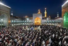 اقامه نماز قضا به جماعت در حرم مطهر امام رضا(ع) همزمان با ماه مبارک رمضان