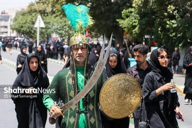 عکس| دسته‌‌روی عزاداران عاشورای حسینی به سمت حرم مطهر رضوی
