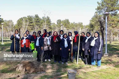 گزارش تصویری | کاشت درخت توسط دانش‌آموزان مدارس استثنایی مشهد