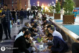 افطاری ساده در خیابان | میزبانی از زائران رضوی در موکب امام هشتم (ع) + فیلم