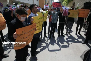 تجمع دانش‌آموزان مشهدی مقابل کنسولگری افغانستان در مشهد