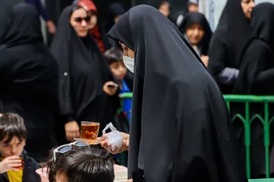 میزبانی قائم‌شهری‌ها از زائران رضوی در چایخانه امام رضا (ع)