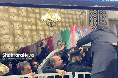 استقبال زائران و مجاوران حرم امام‌رضا(ع) از پیکر شهید امیرعبداللهیان