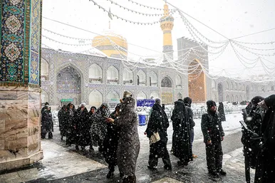 بارش برف در حرم مطهر رضوی