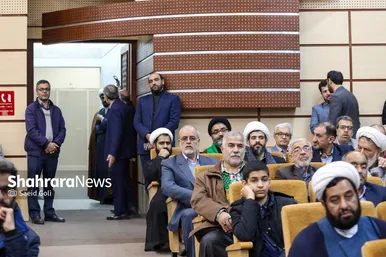 رونمایی از کتاب متولد چهل و دو