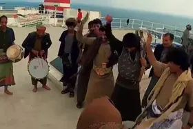 شادی یمنی&zwnj;ها پس از توقف یک کشتی + فیلم