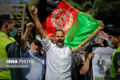 تجمع افغانستانی‌های مقیم تهران و مشهد در مقابل کنسولگری پاکستان