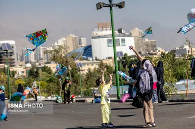 گزارش تصویری | پرواز بادبادک‌ها به یاد کودکان میناب