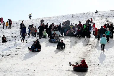 بازی و شادی مردم مشهد پس از روز برفی