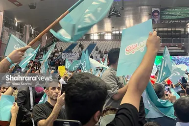 عکس‌هایی از حضور هواداران مسعود پزشکیان در ورزشگاه شهید بهشتی مشهد